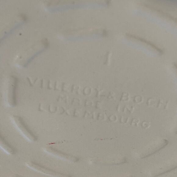 Villeroy & Boch pleated souffle bowl off white 9-1/3” - Picture 3 of 9